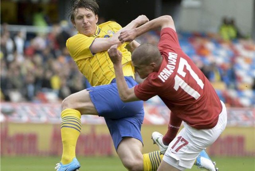 Pemain timnas Swedia, Kim Kallstrom, bertarung berebut bola dengan pemain timnas Serbia, Aleksandar Ignjovski, dalam laga uji coba di Stadion Rasunda, Stockholm, Selasa (5/6). 