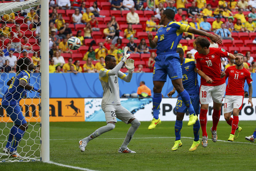 Pemain Timnas Swiss, Admir Mehmedi (dua kanan), melepaskan sundulan melewati kiper Ekuador, Alexander Dominguez (dua kiri), dalam laga Grup E Piala Dunia 2014 di Stadion Nasional, Brasilia, Ahad (15/6). 