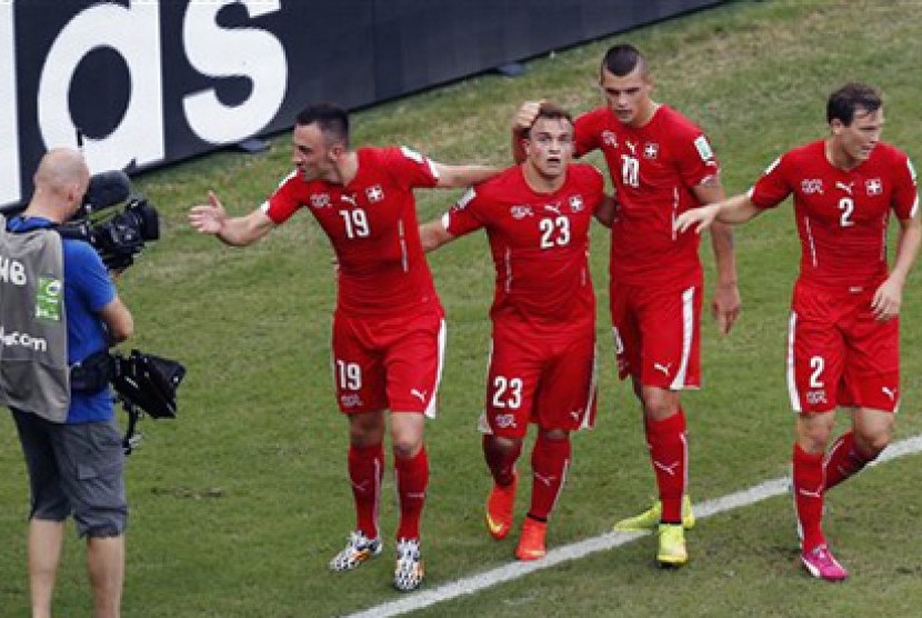 Pemain Timnas Swiss merayakan gol.