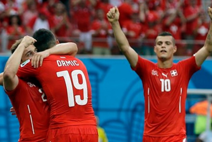 Pemain Timnas Swiss merayakan gol.