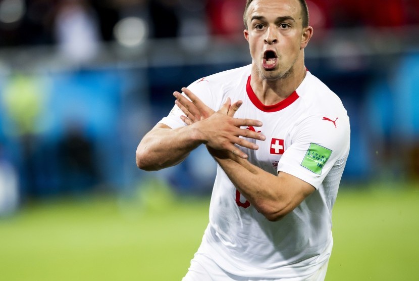 Pemain Timnas Swiss, Xherdan Shaqiri, melakukan selebrasi Elang Kepala Ganda usai menjebol gawang Serbia di laga Grup E Piala Dunia 2018 di Kaliningrad, Rusia, Jumat (22/6). 