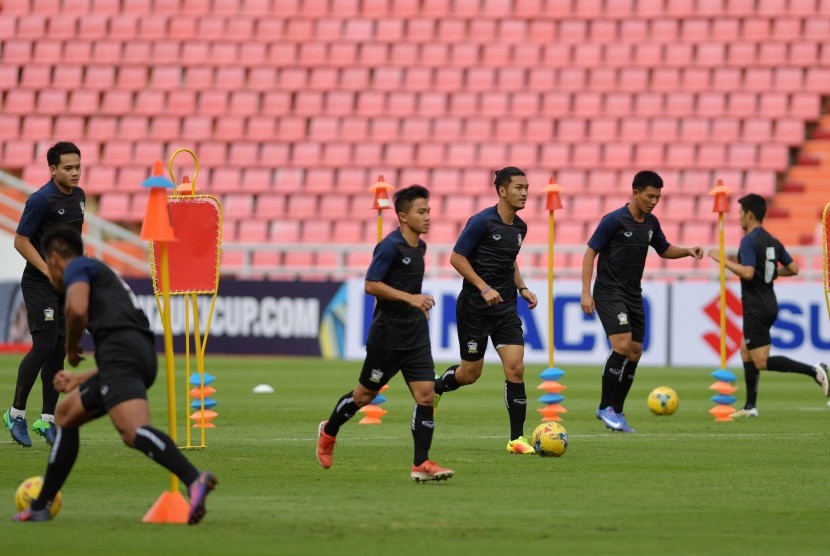 Pemain timnas Thailand berlatih ketika uji coba lapangan di Rajamangala National Stadium, Bangkok, Thailand (16/12).