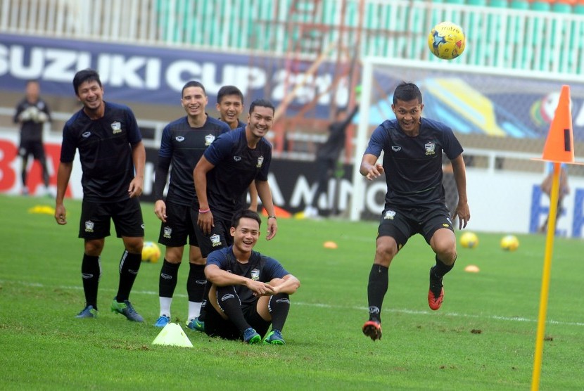 Pemain timnas Thailand melakukan latihan saat uji coba lapangan jelang laga melawan Indonesia di Stadion Pakansari, Cibinong, Kabupaten Bogor,Selasa (13/12). 