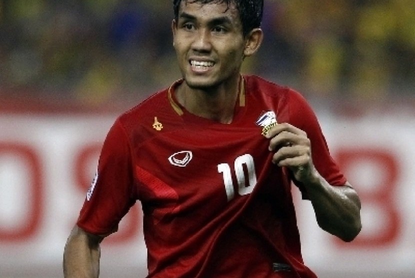 Striker timnas Thailand, Teerasil Dangda. Teerasil tercatat telah mencetak lima gol ke gawang Indonesia di pentas Piala AFF.