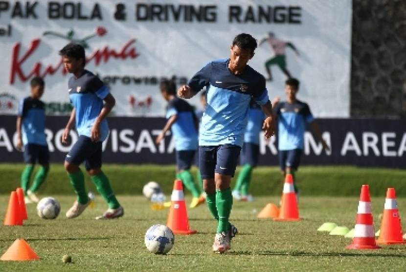 Pemain timnas U-19 berlatih fisik dalam pemusatan latihan di lapangan Agrokusuma, Batu, Jawa Timur, Jumat (22/11).