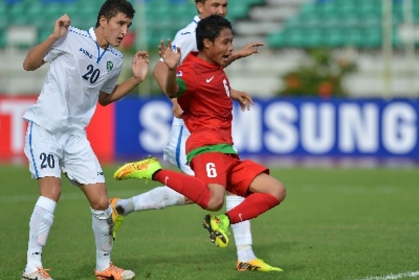 Pemain timnas U-19 Indonesia Evan Dimas (tengah) diapit pesepakbola timnas U-19 Uzbekistan.