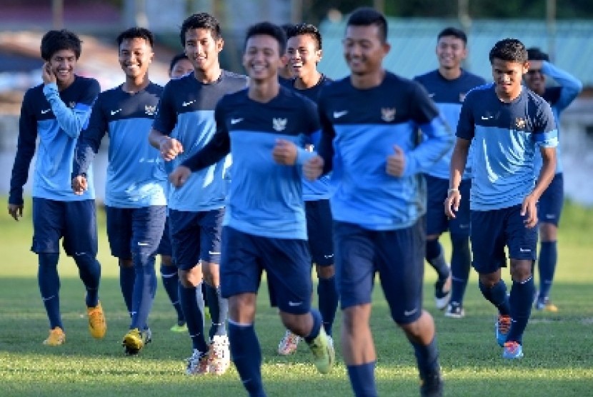 Pemain timnas U-19 Indonesia melakukan latihan di Stadion Yangon United, Yangon, Jumat (10/10). 