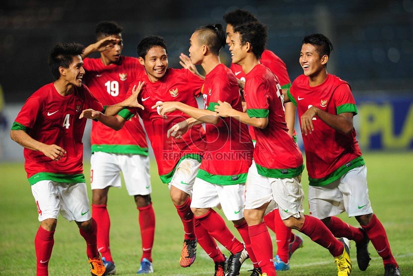  Pemain timnas U-19 Indonesia melakukan selebrasi usai mencetak gol saat laga grup G kualifikasi Piala Asia (AFC) U-19 melawan Laos di Stadion Gelora Bung Karno, Senayan, Jakarta, Selasa (8/10) malam. (Republika/Edwin Dwi Putranto)