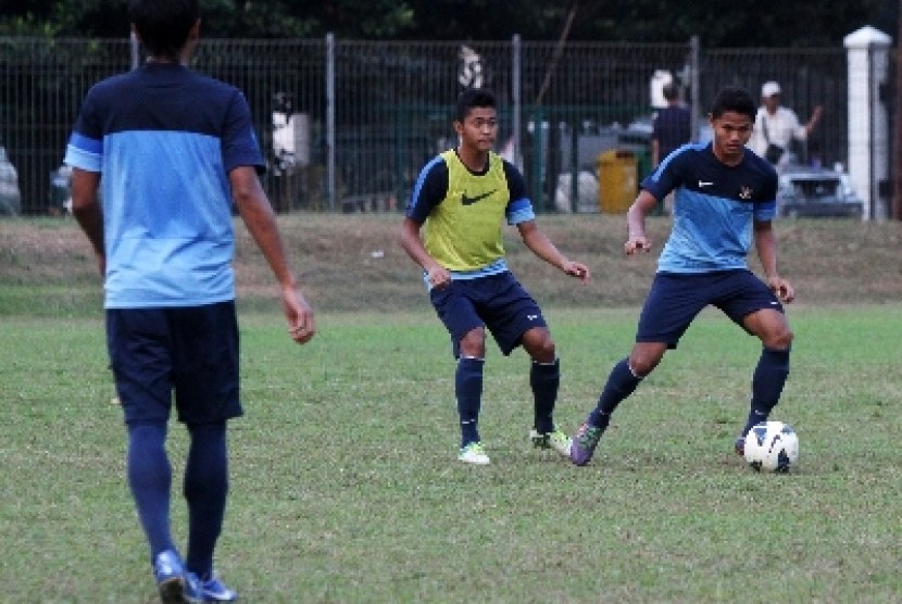 Pemain Timnas U-19 melakukan sesi latihan di Lapangan ABC, Senayan, Jakarta, Rabu (9/10). 