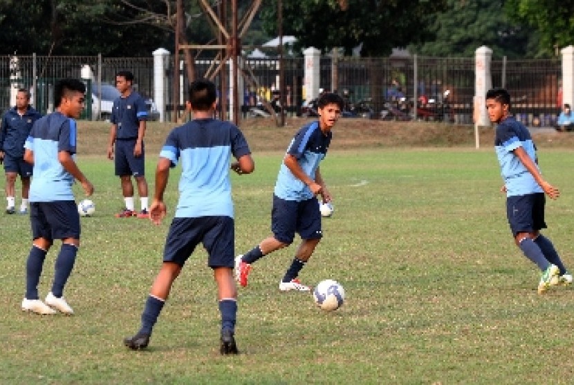 Pemain Timnas U-19 melakukan sesi latihan di Lapangan ABC, Senayan, Jakarta, Rabu (9/10).