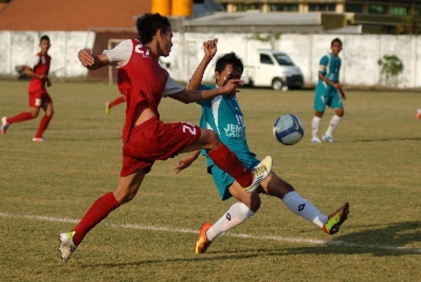 Pemain timnas U-19 Tim Nasional U-19, Maldini (kiri).