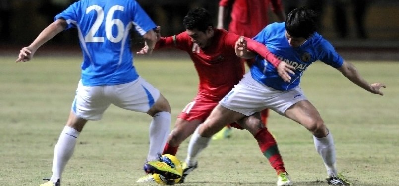  Pemain Timnas U-21 Indonesia, Andik Vermansyah (tengah), berebut bola dengan pemain Hyundai Mipo Dockyard saat pertandingan persahabatan di Stadion Utama Gelora Bung Karno, Jakarta, Jumat (10/2). 