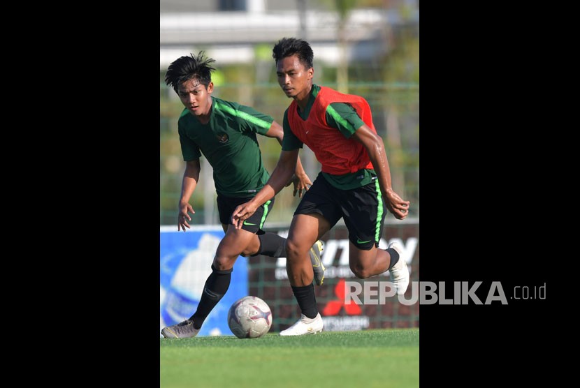 Pemain Arema FC Bagas Adi Nugroho (kanan) dipanggil mengikuti seleksi pelatnas SEA Games ke-31.
