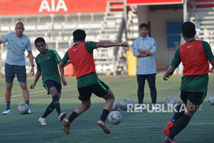 Pemain Timnas U-22 Billy Keraf (kedua kiri) menendang bola ke rekannya dalam latihan menjelang pertandingan Sepak Bola AFF U-22 di lapangan Stadion AIA - Home Of Western, Phnom Penh, Kamboja, Kamis (21/2/2019).