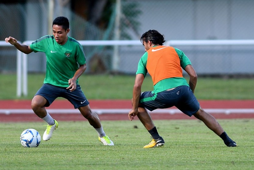 Pemain Timnas U-23 Evan Dimas (kiri).