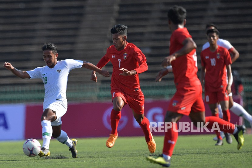 Pemain Timnas U-22 Gian Zola (kiri) melewati pemain Myanmar Lwin Moe Aung (kedua kiri) dalam pertandingan Grub B Piala AFF U-22 di Stadion Nasional Olimpiade Phnom Penh, Kamboja, Senin (18/2/2019).