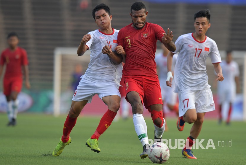 Pemain Timnas U-22 Indonesia Marinus Wanewar (tengah) dikawal dua pemain Vietnam Dung Quang Nho (kiri) dan Phan Thanh Hau (kanan) dalam pertandingan Semi Final Piala AFF U-22 di Stadion Nasional Olimpiade Phnom Penh, Kamboja, Ahad (24/2/2019). 