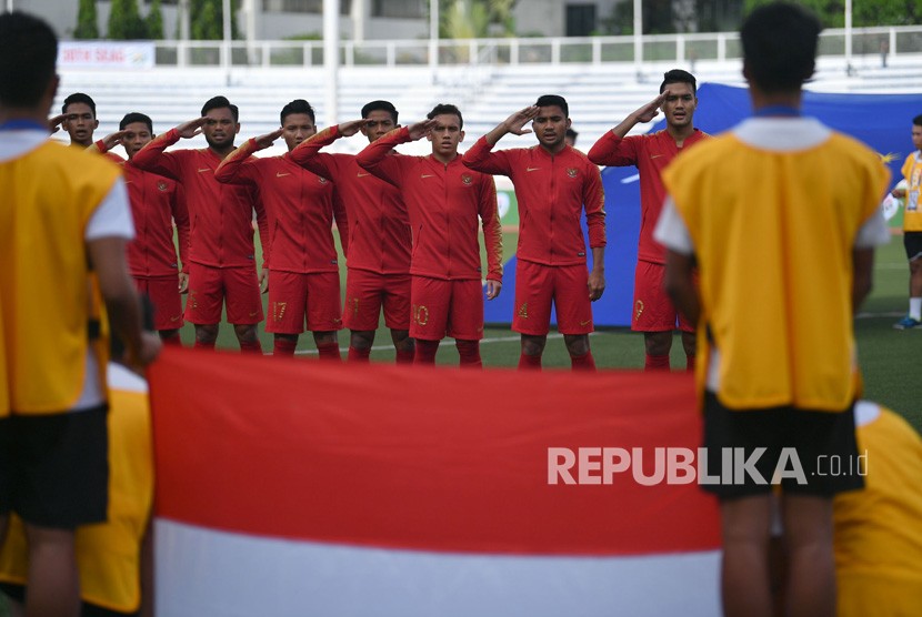 Para pemain timnas Indonesia U-22 menyanyikan lagu Indonesia Raya sebelum laga di SEA Games 2019 di Stadion Rizal Memorial, Manila, Filipina. 