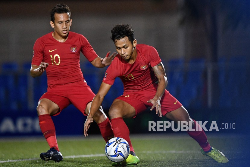 Pemain timnas Indonesia U-22 Osvaldo Haay (kanan) dan Egy Maulana Vikri memungut bola seusai mencetak gol ke gawang Brunei Darussalam. Permainan timnas u-22 terganggu angin kencang dampak Topa Kammuri, Selasa (3/12.