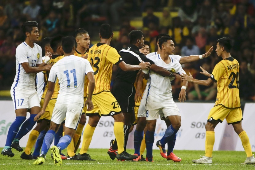 Pemain Timnas U-22 Malaysia dan Brunei Darussallam terlibat adu mulut dalam laga Grup A cabang olahraga sepak bola SEA Games 2017 di Stadion Shah Alam, Selangor, Malaysia, Senin (14/8).