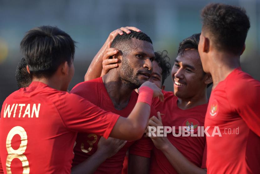 Pemain Timnas U-22 Marinus Wanewar (tengah) beraksi setelah mencetak gol petama ke gawang Malaysia dalam pertandingan Grup B Piala AFF U-22 di Stadion Nasional Olimpiade Phnom Penh, Kamboja