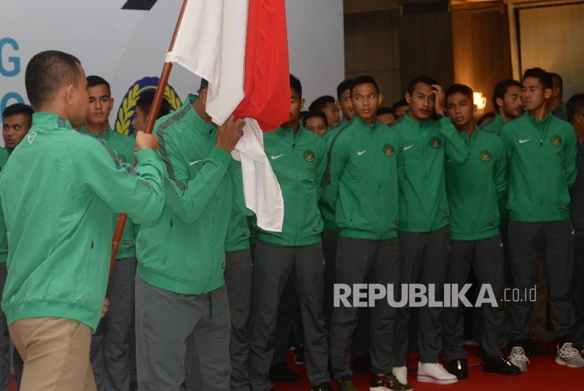 Pemain timnas U-22 mengikuti pelepasan oleh PSSI di Jakarta, Kamis (10/8).