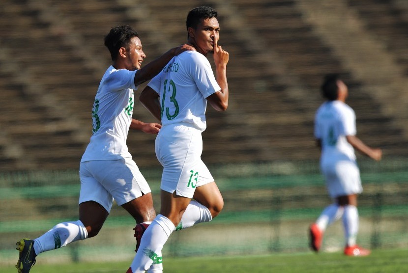 Pemain Timnas U-22 Rachmat Irianto (kedua kiri) beraksi bersama rekannya Gian Zoal (kiri) setelah mencetak gol balasan ke gawang Myanmar dalam pertandingan Grub B Piala AFF U-22 di Stadion Nasional Olimpiade Phnom Penh, Kamboja, Senin (18/2/2019). 