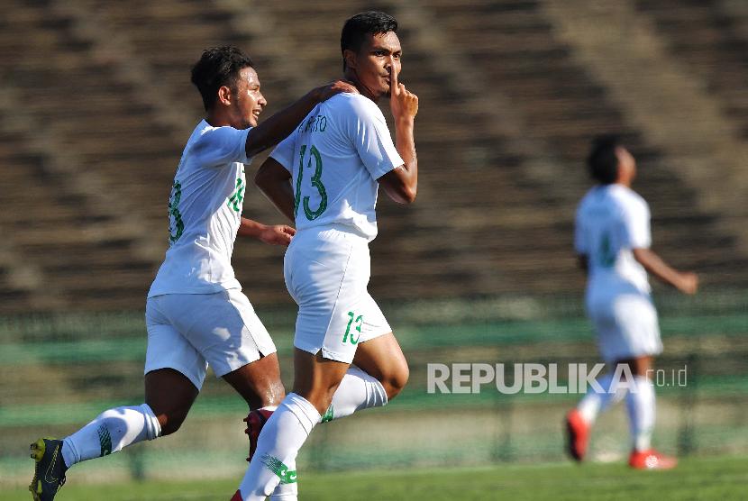 Pemain Timnas U-22 Rachmat Irianto (kedua kiri) beraksi bersama rekannya Gian Zoal (kiri) setelah mencetak gol balasan ke gawang Myanmar dalam pertandingan Grub B Piala AFF U-22 di Stadion Nasional Olimpiade Phnom Penh, Kamboja, Senin (18/2).