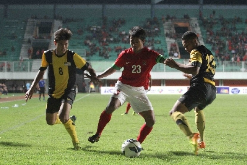  Pemain timnas U-23 Indonesia, Bayu Gatra berebut bola dengan pemain timnas U-21 Malaysia, Syahrul Igwan (kiri) di Stadion Maguwoharjo, Sleman, Rabu (5/3).