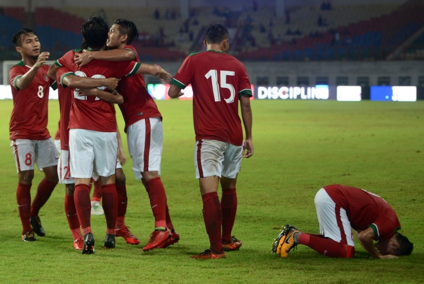 Pemain Timnas U-23 Indonesia melakukan selebrasi usai membobol gawang Timnas U-23 Suriah dalam pertandingan persahabatan di Stadion Wibawa Mukti, Cikarang Timur, Jawa Barat, Kamis (16/11). 