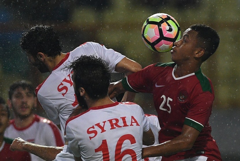 Pemain Timnas U-23 Indonesia Osvaldo Ardiles Haay (kanan) berebut bola dengan pemain Timnas U-23 Suriah Fares Arnaout (kedua kanan) dalam pertandingan persahabatan di Stadion Wibawa Mukti, Cikarang Timur, Jawa Barat, Kamis (16/11). 