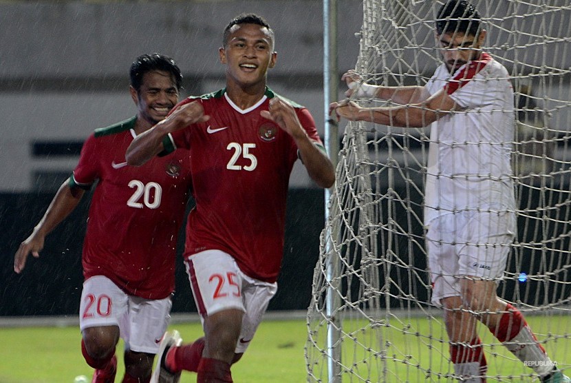 Pemain Timnas Indonesia  U-23 Osvaldo Ardiles Haay (tengah).