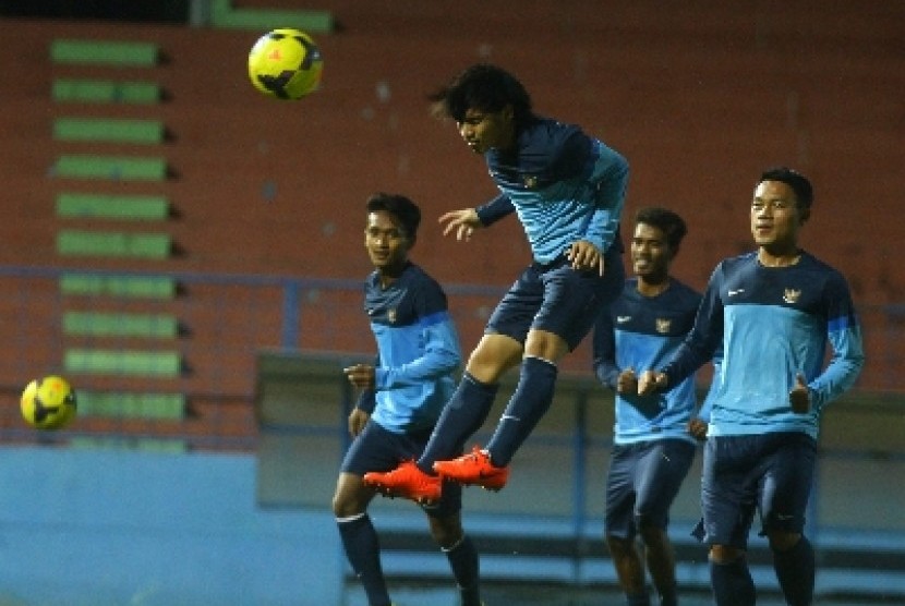 Pemain timnas U-23 melakukan latihan malam hari di Stadion Gajayana, Malang, Sabtu (5/7).