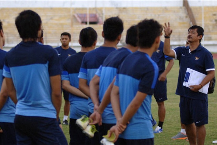 Pemain Timnas U-19 Indonesia mendengarkan pengarahan pelatih Indra Sjafri (kanan). 