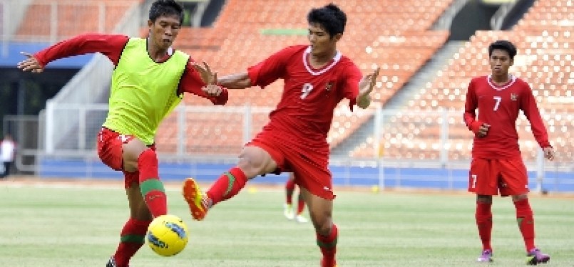 Pemain Timnas U21 berlatih jelang laga uji coba melawan Hyundai Mipo Dolphin di Stadion Utama Gelora Bung Karno (SUGBK), Jakarta, Kamis (9/2). 