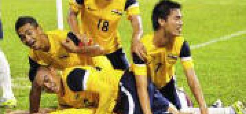  Pemain Timnas U21 Brunei Darussalam, Md Nurikhwan Othman (bawah), merayakan golnya saat laga semifinal Piala Hassanal Bolkiah 2012 lawan Myanmar.