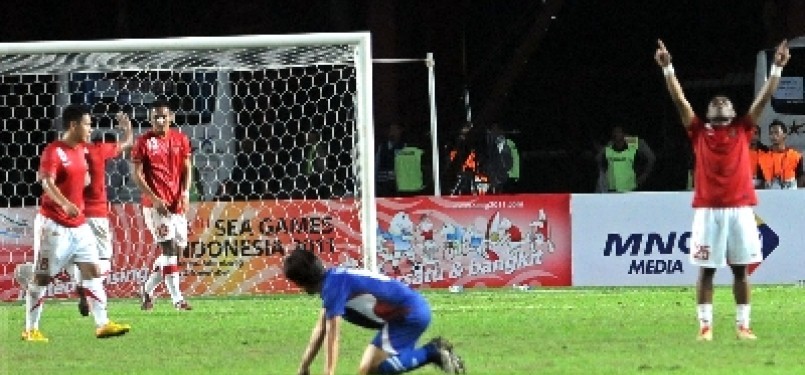 Pemain Timnas U23 Indonesia, Titus Bonai (kanan), mengangkat kedua tangan saat berakhirnya laga Indonesia-Thailand di Gelora Bung Karno, Senayan, Jakarta, Ahad (13/11)malam. 