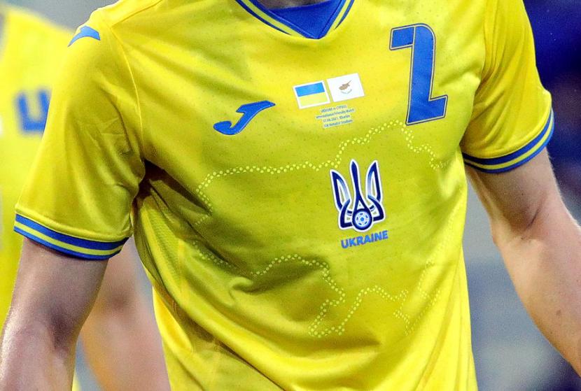 Pemain Timnas Ukraina, Eduard Sobol, mengenakan jersey timnas di Euro 2020 yang menampilkan peta Ukraina dengan semenanjung Crimea.