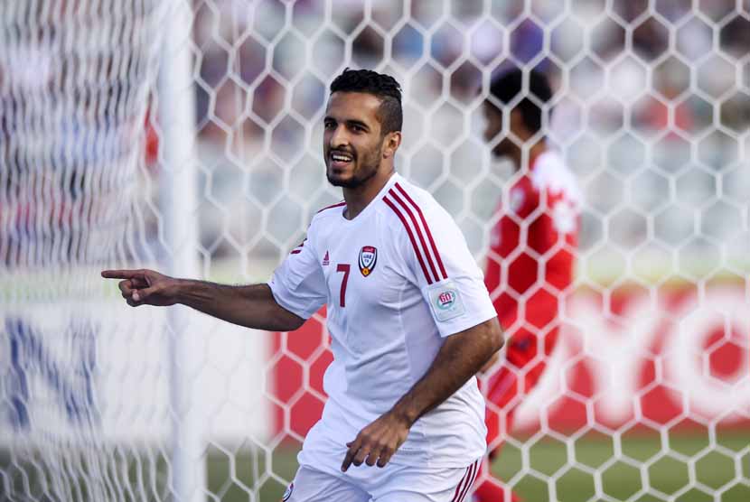 Pemain Timnas Uni Emirat Arab, Ali Ahmed Mabkhout, melakukan selebrasi usai menjebol gawang Bahrain dalam laga Grup C Piala Asia 2015 di Stadium Canberra, Australia, Kamis (15/1). 