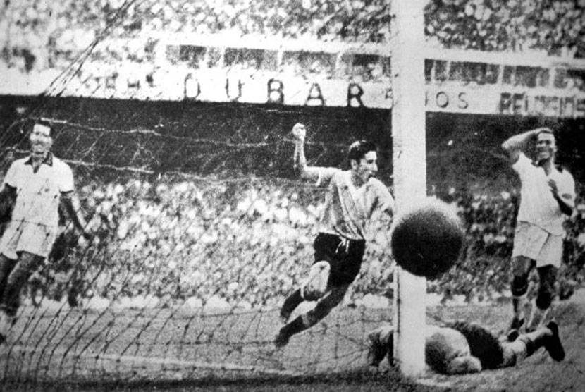 Pemain Timnas Uruguay, Alcides Ghiggia, mencetak gol saat menghadapi Brasil di final Piala Dunia 1950. 