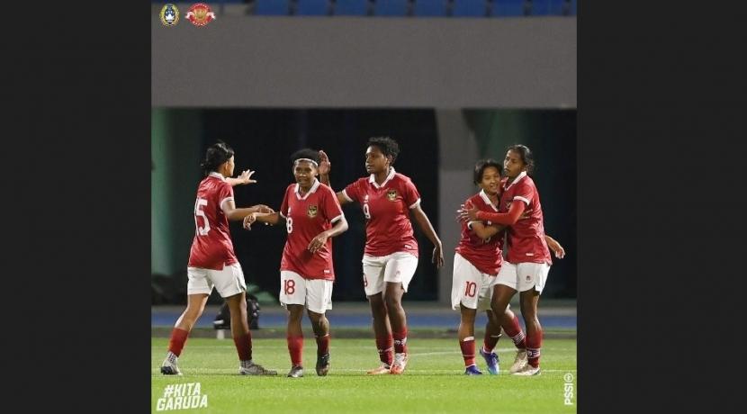 Pemain Timnas Wanita Indonesia, Baiq Amiatun (kanan), melakukan selebrasi bersama rekannya usai menjebol gawang Arab Saudi pada laga FIFA Women A Match di Stadion Pangeran Mohamed Bin Fahd, Dammam, Rabu (22/2/2023).