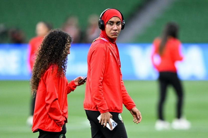 Pemain timnas wanita Maroko Nouhaila Benzina  saat memasuki lapangan seusai laga vs Jerman di Grup H Piala Dunia 2023 di Melbourne, Australia, Senin (24/7/2023).