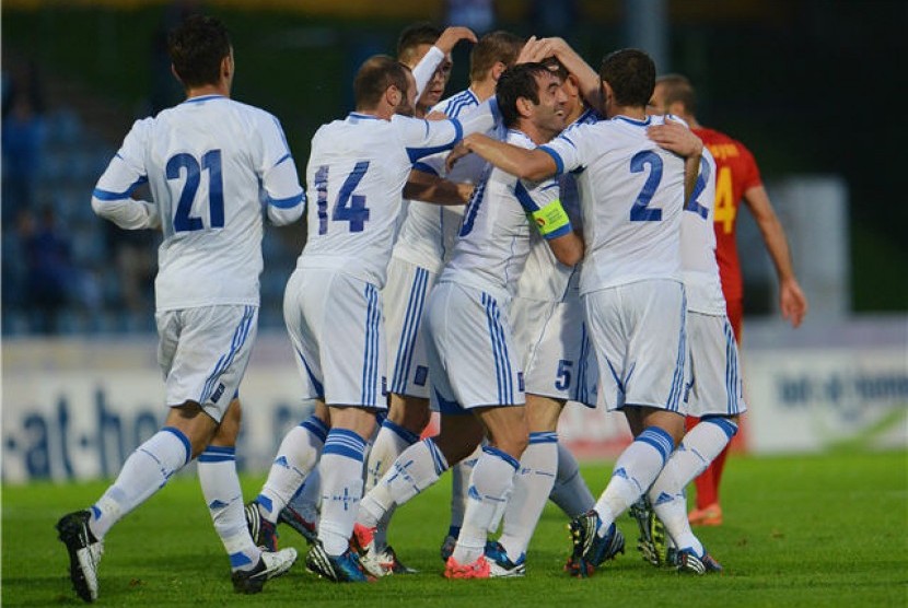 Pemain timnas Yunani melakukan selebrasi usai membukukan gol dalam laga uji coba lawan Armenia di Kufstein, Austria, Kamis (31/5). 