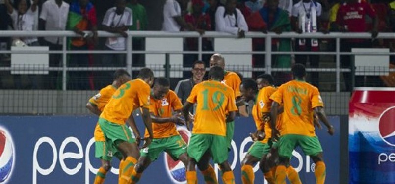 Pemain timnas Zambia merayakan gol saat menghadapi Senegal dalam laga Piala Afrika 2012 di Bata, Equatorial Guinea, Sabtu (21/1).