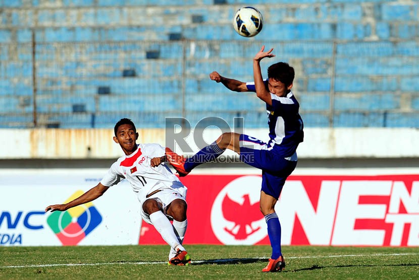 Pemain Timor Leste Henrique Wilson (putih) berebut bola dengan pemain Laos dalam pertandingan Piala AFF U19 di Stadion Deltra Sidoarjo, Ahad (22/9).  (Republika/Edwin Dwi Putranto)