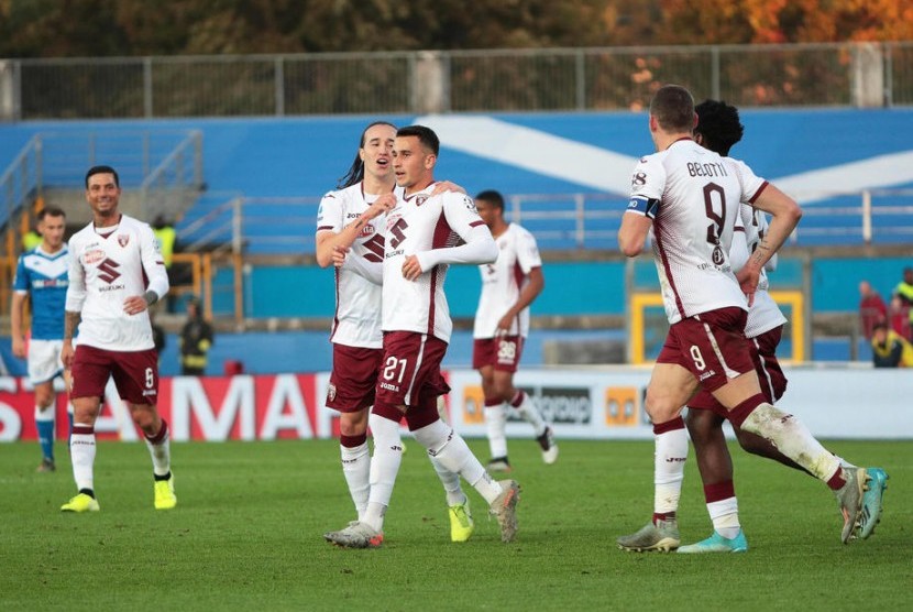 Pemain Torino Alex Berenguer (tengah) merayakan gol ke gawang Brescia bersama rekan setimnya.