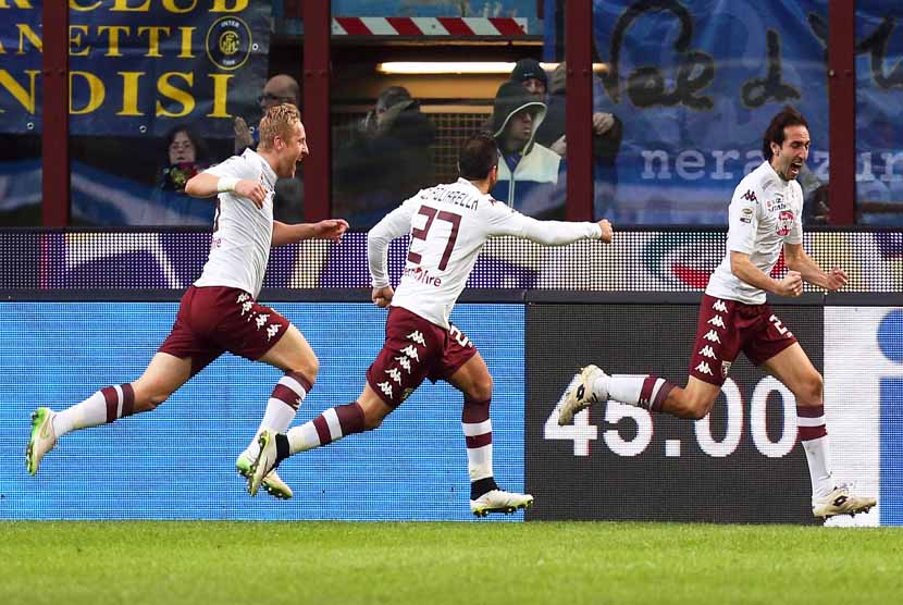 Pemain Torino, Emiliano Moretti (kanan), bersama rekan setimnya melakukan selebrasi usai menjebol gawang Inter Milan dalam laga Serie A Italia di Stadion Giuseppe Meazza, Milan, Ahad (25/1) 