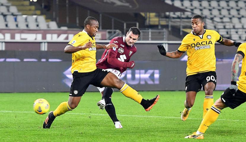 Pemain Torino Federico Bonazzoli (kedua kiri) mencetak gol kedua timnya saat menjamu Udinese dalam lanjutan Serie A Italia di Stadion Olimpico Grande Torino, Turin, Ahad (13/12) dini hari WIB. Torino takluk 2-3 dari Udinese.