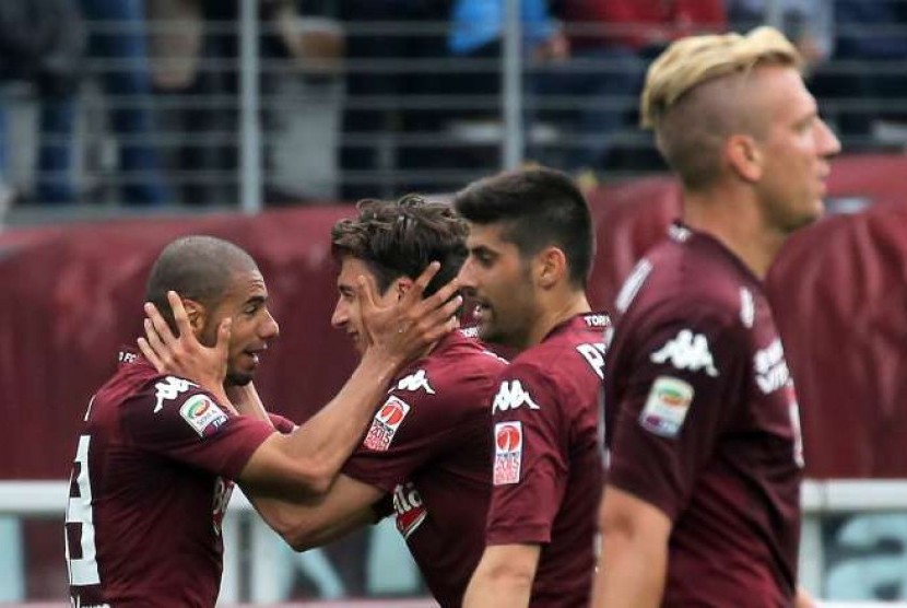 Pemain Torino (Matteo Darmian) merayakan gol ke gawang Juventus pada laga Derby della Mole, Ahad (26/4) lalu. Torino menang 2-1 pada laga tersebut.