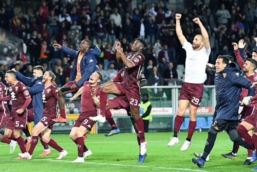 Pemain Torino merayakan kemenangan atas AC Milan, 